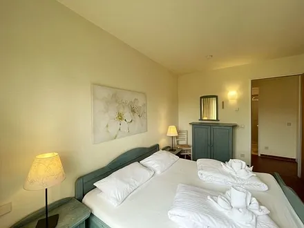 Schlafzimmer mit Doppelbett mit 7-Zonen Matratzen (2 x 0,90 m x 2,00 m), Kleiderschrank und Kommode mit Spiegel 