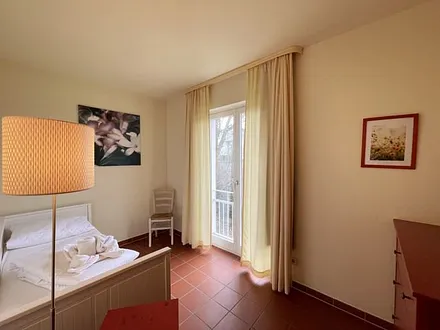 Schlafzimmer mit Kojenbett (2 x 0,80 x 2,00 m), Kleiderschrank und Kommode mit Spiegel