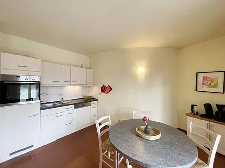 Küchenzeile mit Cerankochfeld, Spülmaschine, Backofen, Kaffeemaschine, Wasserkocher, Toaster, Kühlschrank und allen wichtigen Küchenutensilien 