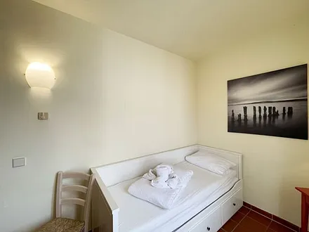 Schlafzimmer mit Kojenbett (2 x 0,80 x 2,00 m), Kleiderschrank und Kommode mit Spiegel