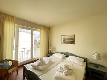 Schlafzimmer mit Doppelbett mit 7-Zonen Matratzen (2 x 0,90 m x 2,00 m), Kleiderschrank und Kommode mit Spiegel