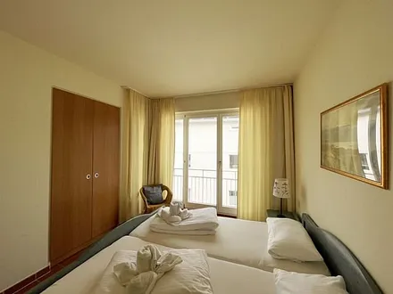 Schlafzimmer mit Doppelbett mit 7-Zonen Matratzen (2 x 0,90 m x 2,00 m), Kleiderschrank und Kommode mit Spiegel