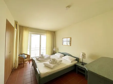 Schlafzimmer mit Doppelbett mit 7-Zonen Matratzen (2 x 0,90 m x 2,00 m), Kleiderschrank und Kommode mit Spiegel