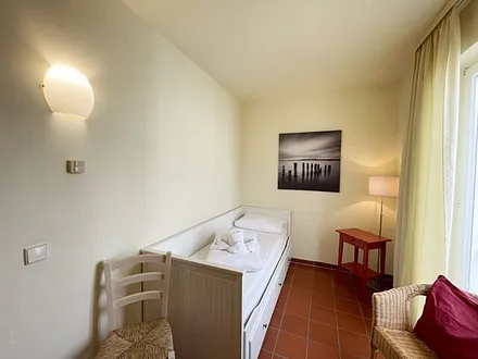 Schlafzimmer mit Kojenbett (2 x 0,80 x 2,00 m), Kleiderschrank und Kommode mit Spiegel