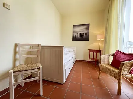 Schlafzimmer mit Kojenbett (2 x 0,80 x 2,00 m), Kleiderschrank und Kommode mit Spiegel