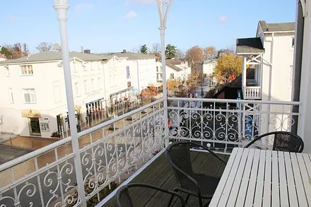 kleiner, bestuhlter Balkon (Nord)