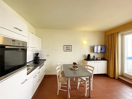 Küchenzeile mit Cerankochfeld, Spülmaschine, Backofen, Kaffeemaschine, Wasserkocher, Toaster, Kühlschrank und allen wichtigen Küchenutensilien