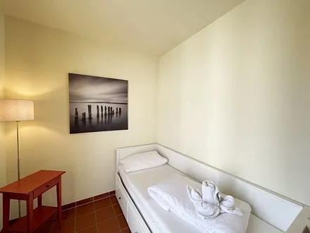 Schlafzimmer mit Kojenbett (2 x 0,80 x 2,00 m), Kleiderschrank und Kommode mit Spiegel