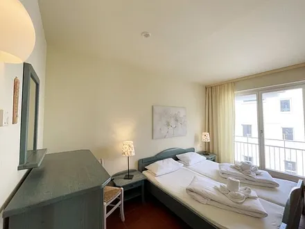 Schlafzimmer mit Doppelbett, 7-Zonen Matratzen (2 x 0,90 m x 2,00 m), Kleiderschrank und Kommode mit Spiegel