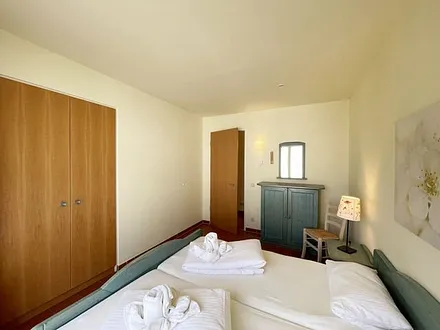 Schlafzimmer mit Doppelbett, 7-Zonen Matratzen (2 x 0,90 m x 2,00 m), Kleiderschrank und Kommode mit Spiegel