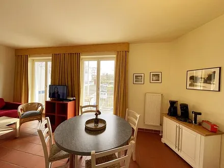 Esstisch mit Stühlen