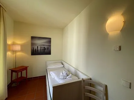 Schlafzimmer mit Kojenbett (2 x 0,80 x 2,00 m), Kleiderschrank und Kommode mit Spiegel