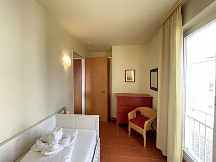 Schlafzimmer mit Kojenbett (2 x 0,80 x 2,00 m), Kleiderschrank und Kommode mit Spiegel