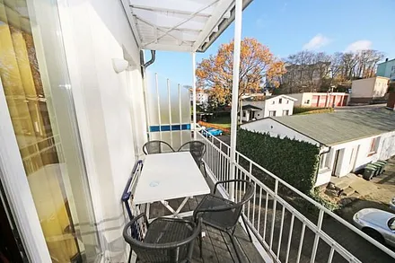 bestuhlter Süd-Balkon