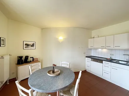 Küchenzeile mit Cerankochfeld, Spülmaschine, Backofen, Kaffeemaschine, Wasserkocher, Toaster, Kühlschrank und allen wichtigen Küchenutensilien