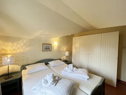 Schlafzimmer mit Doppelbett, 7-Zonen Matratzen (2 x 0,90 m x 2,00 m), Kleiderschrank und Spiegelkommode