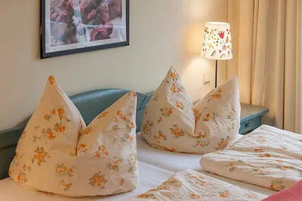 Schlafzimmer mit Doppelbett, 7-Zonen Matratzen (2 x 0,90 m x 2,00 m), Kleiderschrank und Spiegelkommode