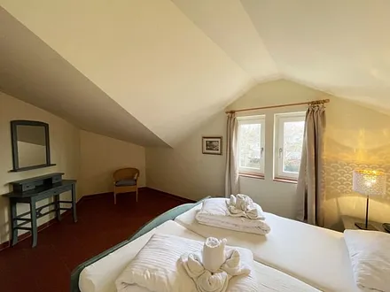 Schlafzimmer mit Doppelbett, 7-Zonen Matratzen (2 x 0,90 m x 2,00 m), Kleiderschrank und Spiegelkommode