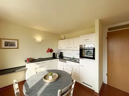 Küchenzeile mit Cerankochfeld, Spülmaschine, Backofen, Kaffeemaschine, Wasserkocher, Toaster, Kühlschrank und allen wichtigen Küchenutensilien