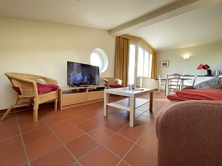 Wohnbereich mit komfortabler Schlafcouch (1,60m x 1,95m), Leselampe und LED Fernseher