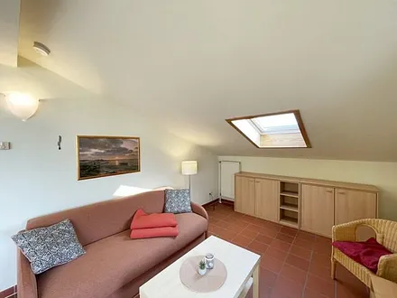 Wohnbereich mit komfortabler Schlafcouch (1,60m x 1,95m), Leselampe und LED Fernseher