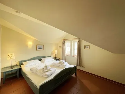 Schlafzimmer mit Doppelbett, 7-Zonen Matratzen (2 x 0,90 m x 2,00 m), Kleiderschrank und Spiegelkommode