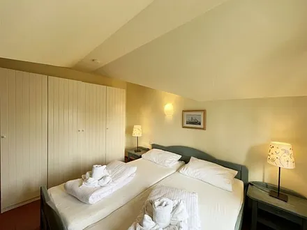 Schlafzimmer mit Doppelbett, 7-Zonen Matratzen (2 x 0,90 m x 2,00 m), Kleiderschrank und Spiegelkommode