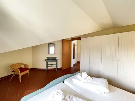 Schlafzimmer mit Doppelbett, 7-Zonen Matratzen (2 x 0,90 m x 2,00 m), Kleiderschrank und Spiegelkommode