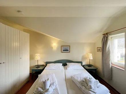 Schlafzimmer mit Doppelbett, 7-Zonen Matratzen (2 x 0,90 m x 2,00 m), Kleiderschrank und Spiegelkommode