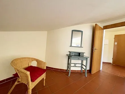 Schlafzimmer mit Doppelbett, 7-Zonen Matratzen (2 x 0,90 m x 2,00 m), Kleiderschrank und Spiegelkommode