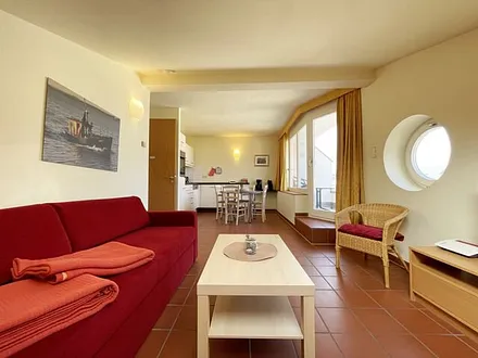 Wohnbereich mit komfortabler Schlafcouch (1,60m x 2,00m), Leselampe und LED Fernseher