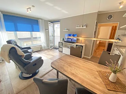 Esstisch mit Blick zum TV