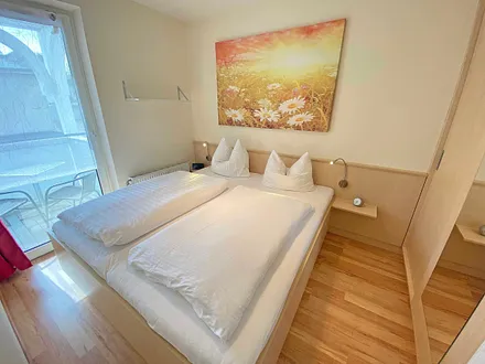 Schlafzimmer mit Kliederschrank