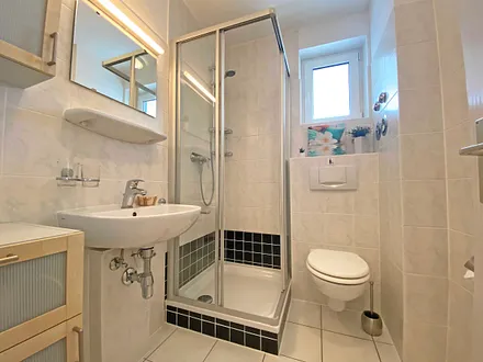 Badezimmer mit Dusche und WC