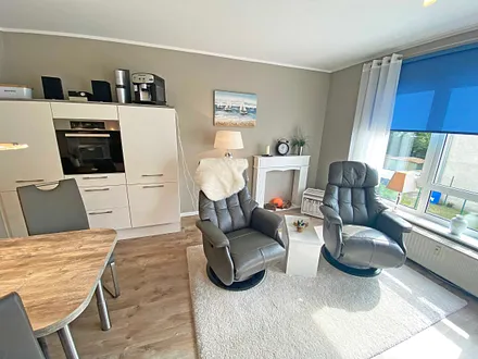 Wohnzimmer mit 2 Sesseln und kleinem Tisch