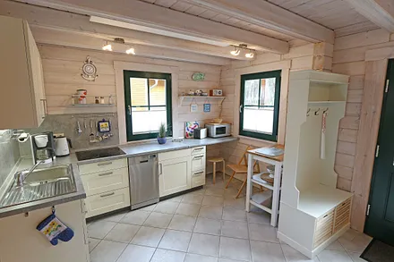 moderne Küchenzeile mit Backofen