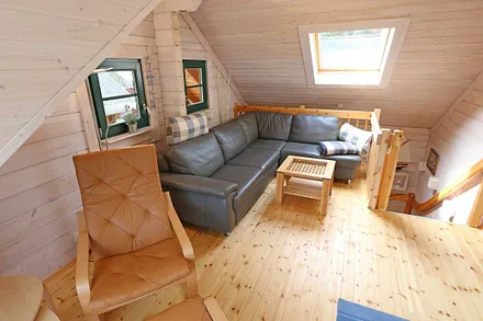 helle Galerie mit TV-Gerät