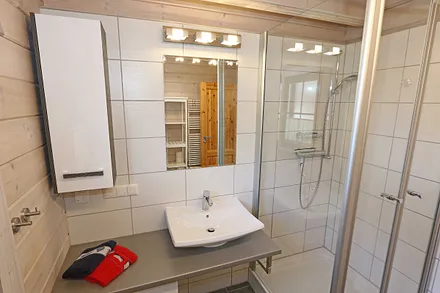 Badezimmer mit Waschbecken und WC