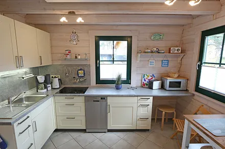 Küchenzeile mit allem was benötigt wird