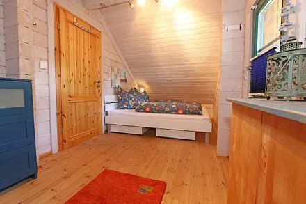 2. Schlafzimmer mit Kleiderschrank