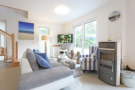 helles Wohnzimmer mit Kamin