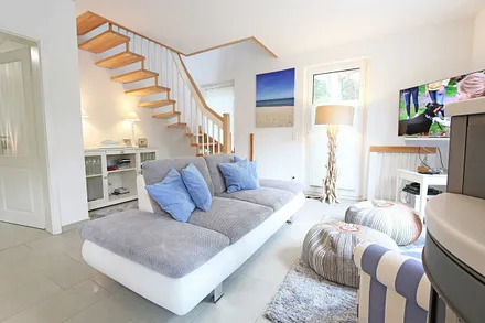 helles Wohnzimmer mit gemütlicher Couch