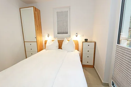 1. Schlafzimmer mit Kleiderschrank