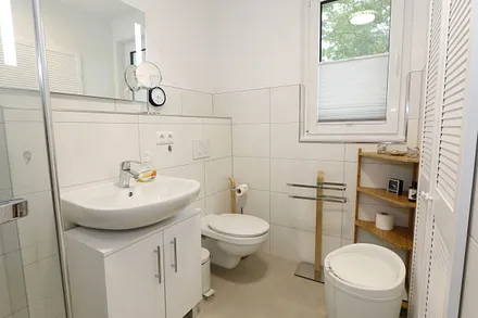 Badezimmer mit WC und Fenster