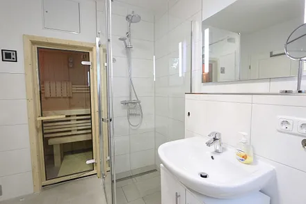 Badezimmer mit Dusche und Sauna