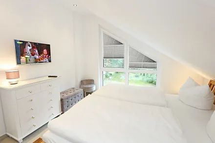 2. Schlafzimmer mit TV