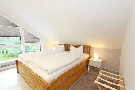 2. Schlafzimmer mit Kleiderschrank und TV