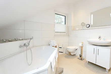 großes Badezimmer mit Waschbecken