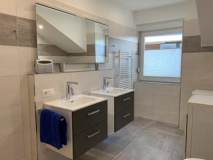 Bad mit Dusche, Doppelwaschbecken