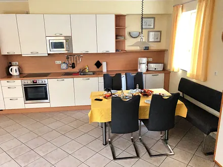 Erdgeschoss: Essbereich mit moderner Küchenzeile 